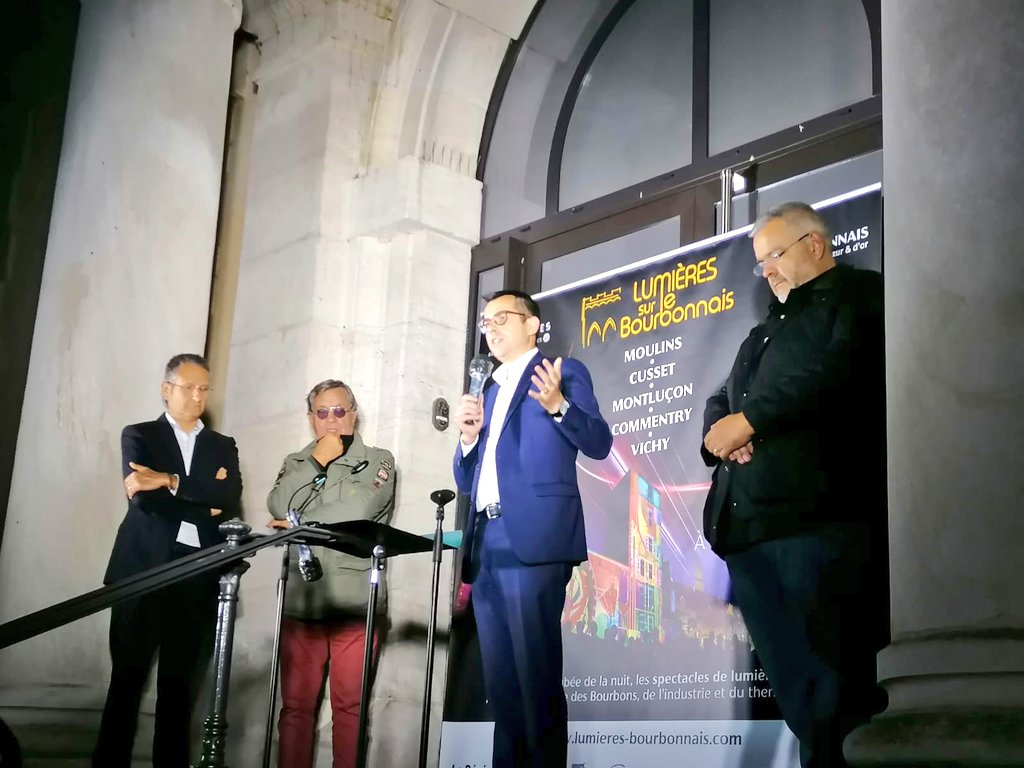 claude_riboulet's tweet photo. C'est parti pour la projection du spectacle de "Lumières sur le Bourbonnais", sur la façade de la Mairie, racontant l'histoire de Commentry, jusqu'à fin octobre dès la tombée de la nuit. @Allierdpt @auvergnerhalpes @lighteventcons1 https://t.co/qFhllY3HEj
