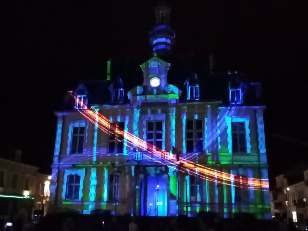 claude_riboulet's tweet photo. C'est parti pour la projection du spectacle de "Lumières sur le Bourbonnais", sur la façade de la Mairie, racontant l'histoire de Commentry, jusqu'à fin octobre dès la tombée de la nuit. @Allierdpt @auvergnerhalpes @lighteventcons1 https://t.co/qFhllY3HEj
