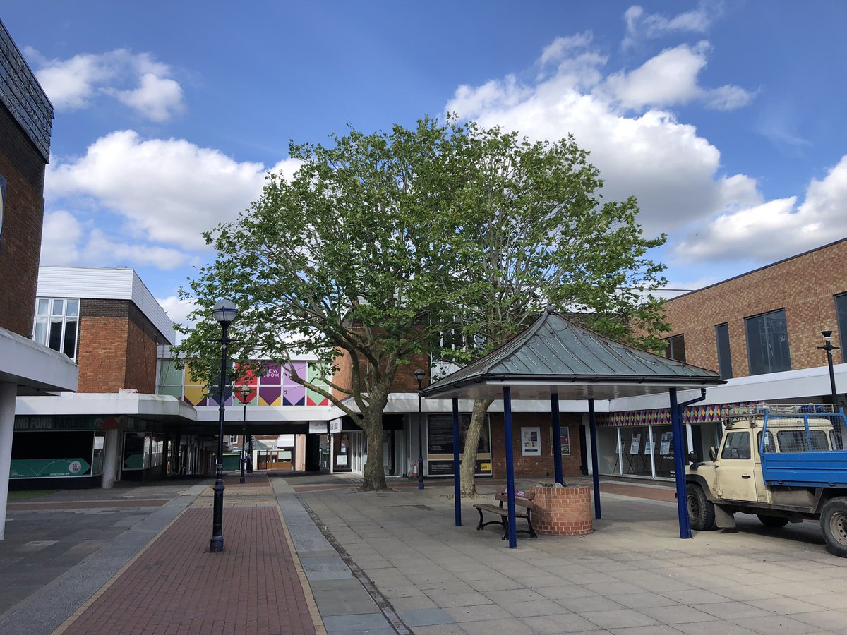 BSEFacilitiesM's tweet photo. Before and After shots following the tree work today...now ready for shops to open - let there be light!! https://t.co/yHwBWHgkVT