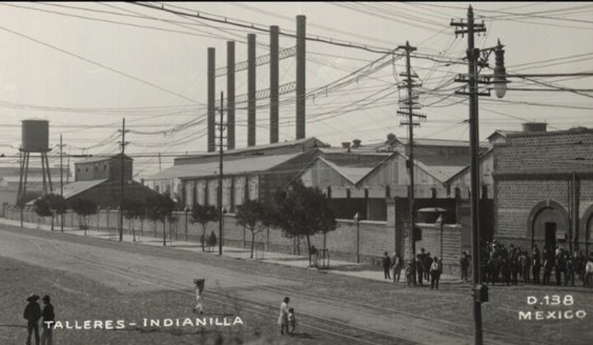 En la Doctores -entonces colonia de la Indianilla en esa sección- aparece justamente la subestación eléctrica y almacén de tranvías de Indianilla, hoy centro cultural. En operación desde 1881. El plano le pone 6 chimeneas, aunque en esta foto de los 20s solo se le cuentan 5.