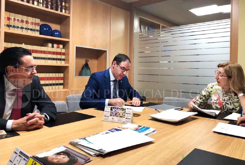 BenjamnPrieto's tweet photo. 🔵 En el año 2018, la Diputación adquiría la Casa Cuartel de Uña. Ahora, se licitan las obras. 👆Esperemos que el proyecto, concebido durante la época de gobierno del PP, llegue a su fin, y ❌ no como otras construcciones socialistas, abandonadas a su suerte… #inversiones https://t.co/yFn9zVLo5h