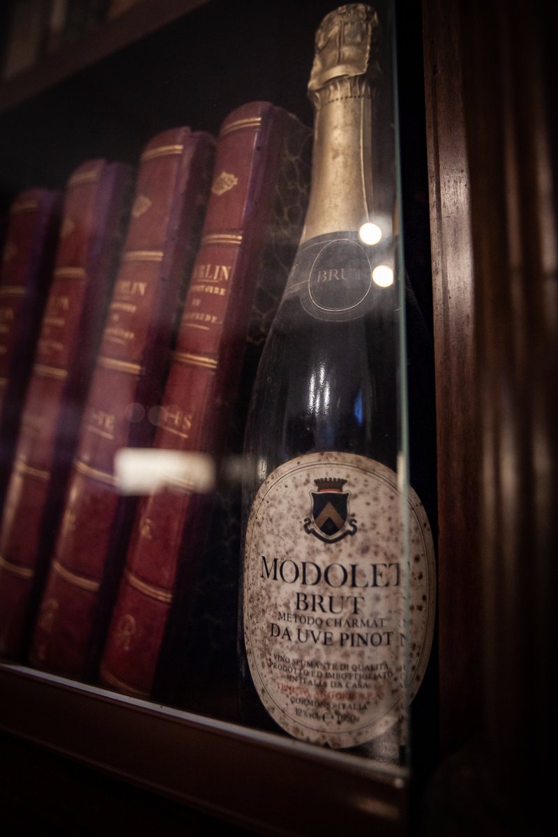 TenutaDiAngoris's tweet photo. Nel 1973 Angoris è stata pioniera nella spumantizzazione in Friuli.
Da allora il nostro Modolet, con i suoi profumi di fiori bianchi ed il suo elegante perlage, continua ad essere considerato un riferimento per i charmat friulani.
#angoris #cormons #modolet #charmat #sparkling https://t.co/NlRzaUDjIb