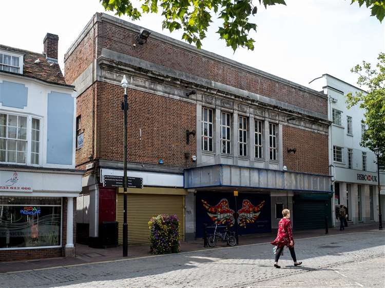 ThePalaceCinema's tweet photo. Lost cinemas of Kent!
Wonderful but 😢 two great articles in @Kent_Online showing conversions or empty spaces where dreamhouses - built 1910-1930 - once stood. Ashford here, also Ramsgate, Deal, Dover, Whitstable and more #lostcinemas #cinemahistory #sorrytoseeyougo https://t.co/C9Vi3f0RHj