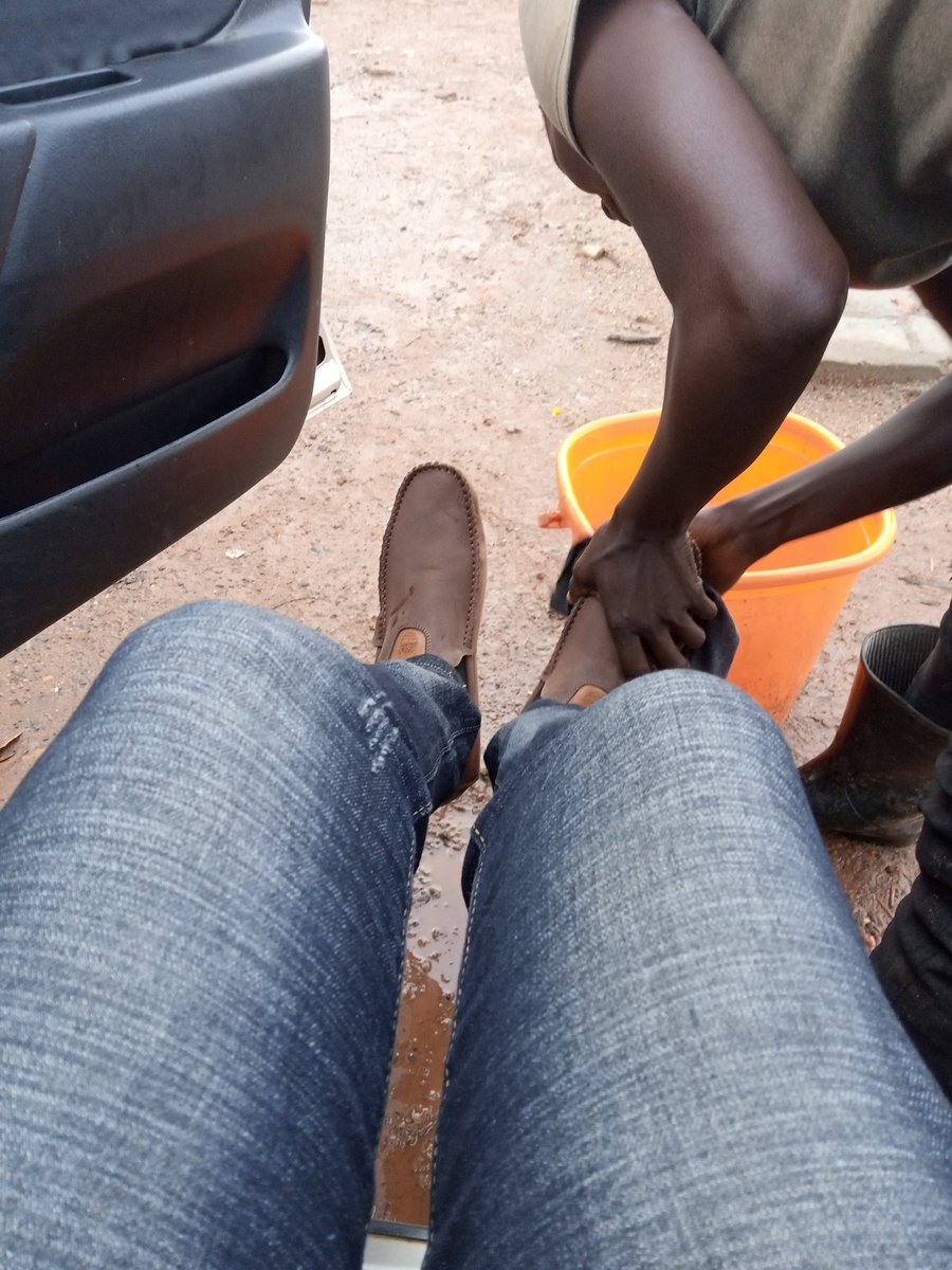 benj_amin11's tweet photo. I don't normally show off naye kino kinsuseeko.

She said " you lift your feet like this I clean your shoes" https://t.co/RRYhna59QN