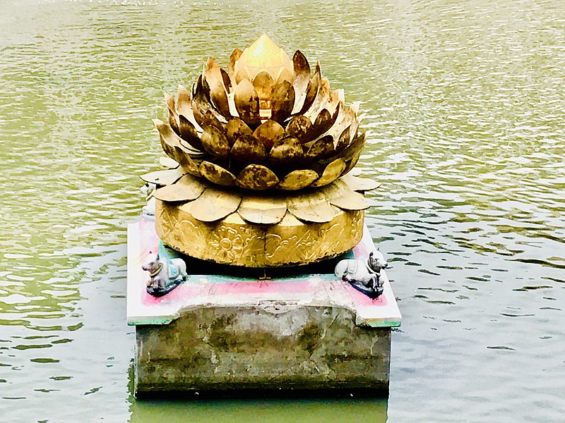📷1:In 1516, Saluvanarasana Nayaka added sacred pool for pilgrims to take a dip, naming it Ezhukadal (7 seas, Saptasaharam).

📷2:The sacred temple tank is called Porthamarai Kulam ('Pond with the golden lotus'). The pool is 165 ft by 120 ft in size.

10/10

#HistoryEncyclopedia