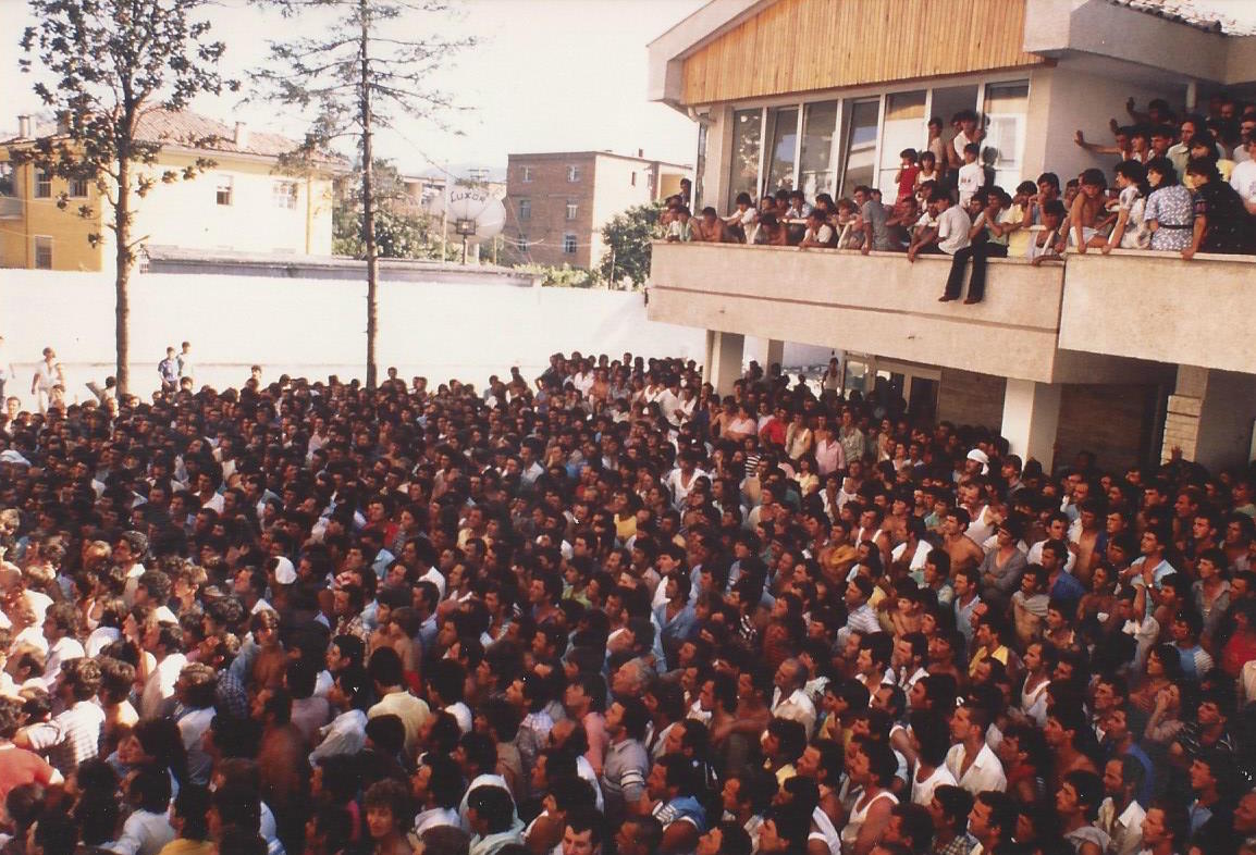 30 years ago, in July 1990, over 3,000 Albanians stormed the West German embassy in the capital Tirana. It was  #Albania's Berlin Wall moment, the beginning of the end of the dictatorship, and it changed a whole generation's life forever. 1/8