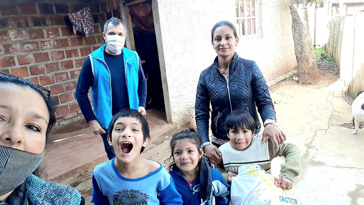 Esta mañana acompañamos a la Directora Nilza Benítez, en la visita a las familias de los alumnos de la Escuela Especial N° 10, Barrio: Oleros, Club Vial, Costanera y Yacyretá entregamos mercaderías y ropas.
<a href="/grillo141/">Ruben Dario</a> <a href="/christiandechat/">Christian Dechat</a>
<a href="/mestigarribia/">Mónica Estigarribia</a> <a href="/chekielon/">Ezequiel Barroso</a>