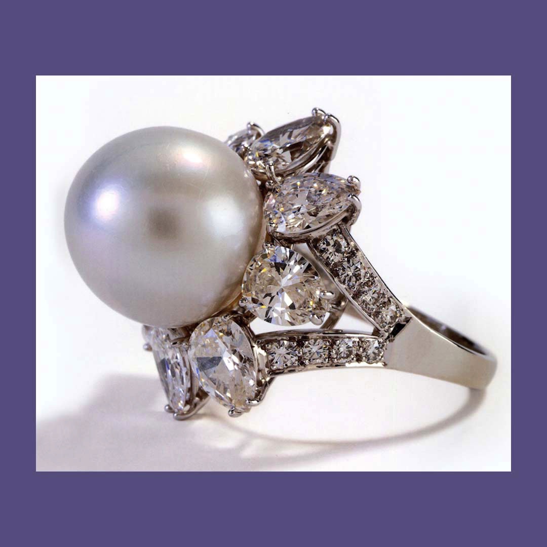 ElizabethTaylor's tweet photo. Elizabeth wore her gorgeous #Ruser South Sea pearl ring during this 1961 photoshoot with famed fashion and celebrity photographer, #DouglasKirkland.
The ring was a gift from her uncle, Howard Young, although she later had it reset.
#ElizabethTaylor https://t.co/PRlLNKnm0S