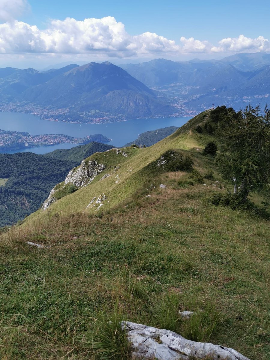 _massimomauri's tweet photo. Perché percorrere sempre i soliti sentieri, spesso più intasati di una tangenziale? Basta spostarsi di poco. Anche qui, nelle Grigne. Ed è subito silenzio e paesaggi incredibili. #MontePilastro #MonteCroce #Grigne #EsinoLario #LagodiComo #LakeComo https://t.co/KHtRFUd914
