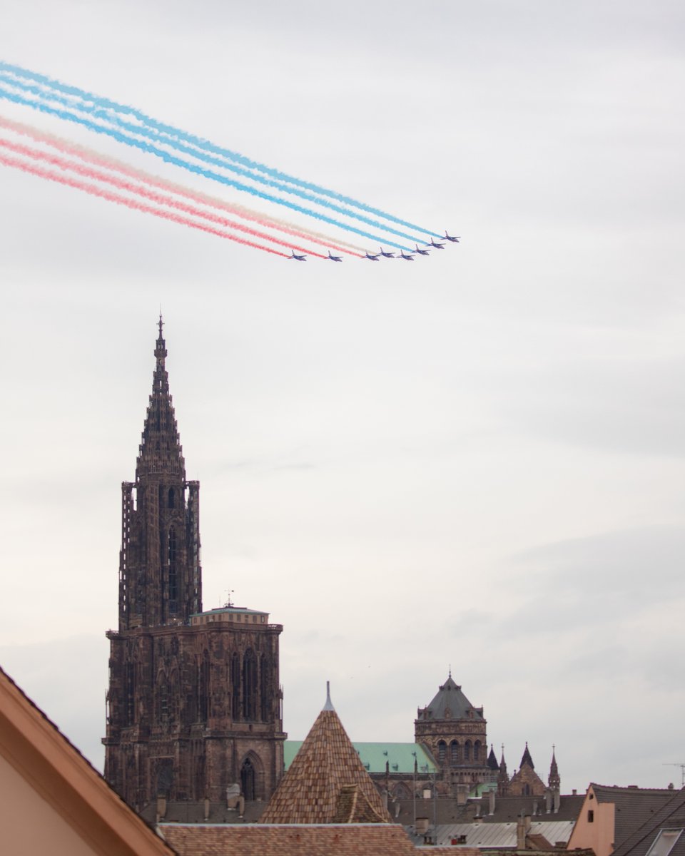 HourlierAdrien's tweet photo. La patrouille de France a survolé #Strasbourg cet après midi, en #hommage au personnel soignant des régions les plus touchées par le #coronavirus https://t.co/d1mmmdbwo7
