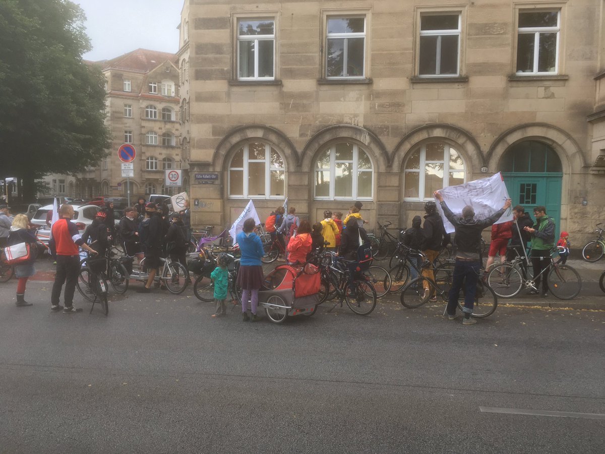 RaS_dd's tweet photo. Kurz vor Abschluss der Demo kommt die Zusage von @mswdresden @copista @vincent_drews @ChrisCldtz // #StaDDrat #Dresden:
Antrag zu #Milieuschutzsatzung kommt!
Wir werden euch im Herbst daran messen. Wir beenden jetzt & bedanken uns bei über 100 Radlern heute #DD1607 https://t.co/GzmOoKeB0F