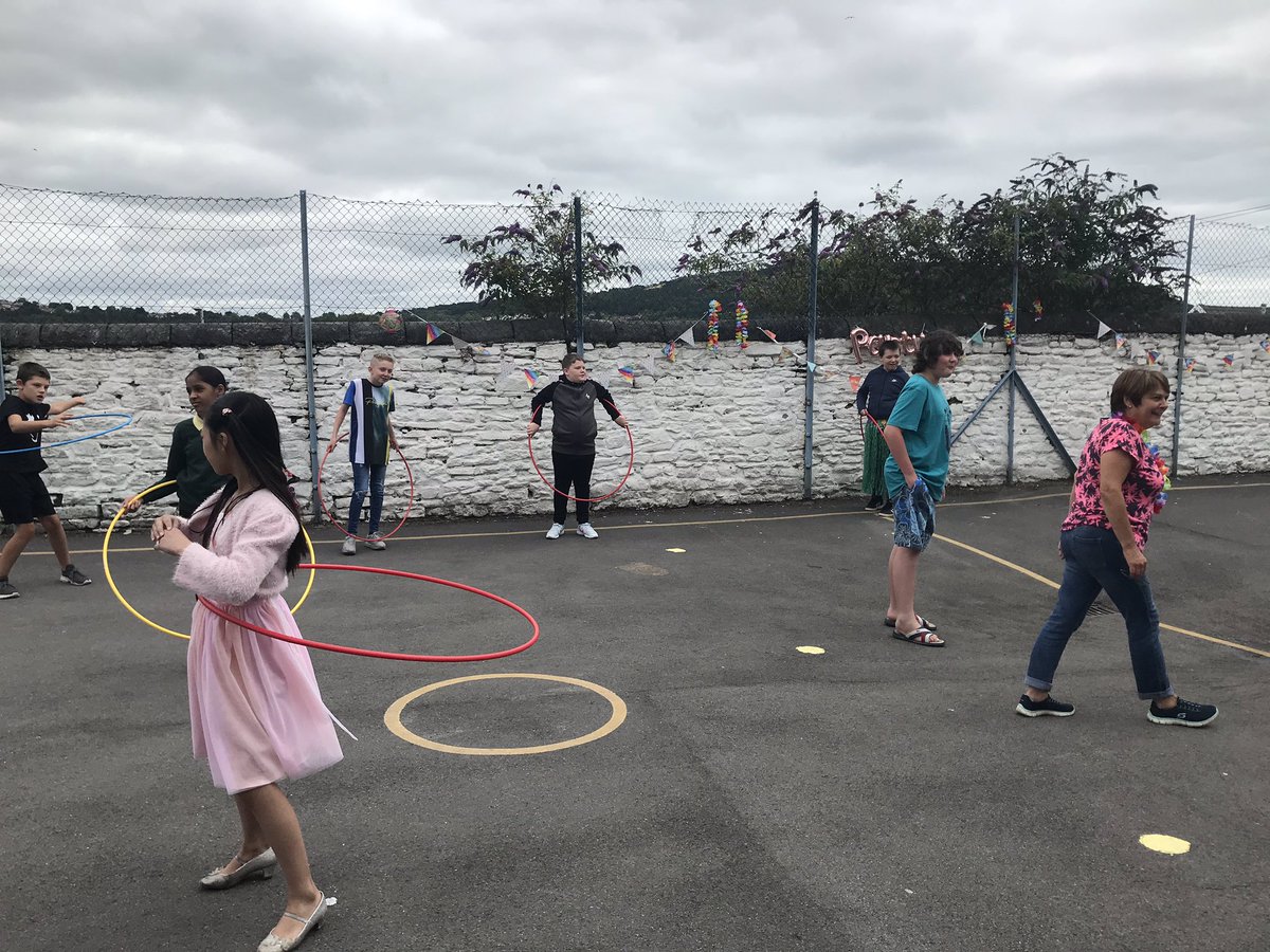 PlasmarlPrimary's tweet photo. What a fantastic day spent saying goodbye to our wonderful Year 6 pupils #plascomm Good luck in your secondary schools 🏫 😊🥳💃🏼🕺🏼🌸🌼🏖 https://t.co/DIezKqnlc8