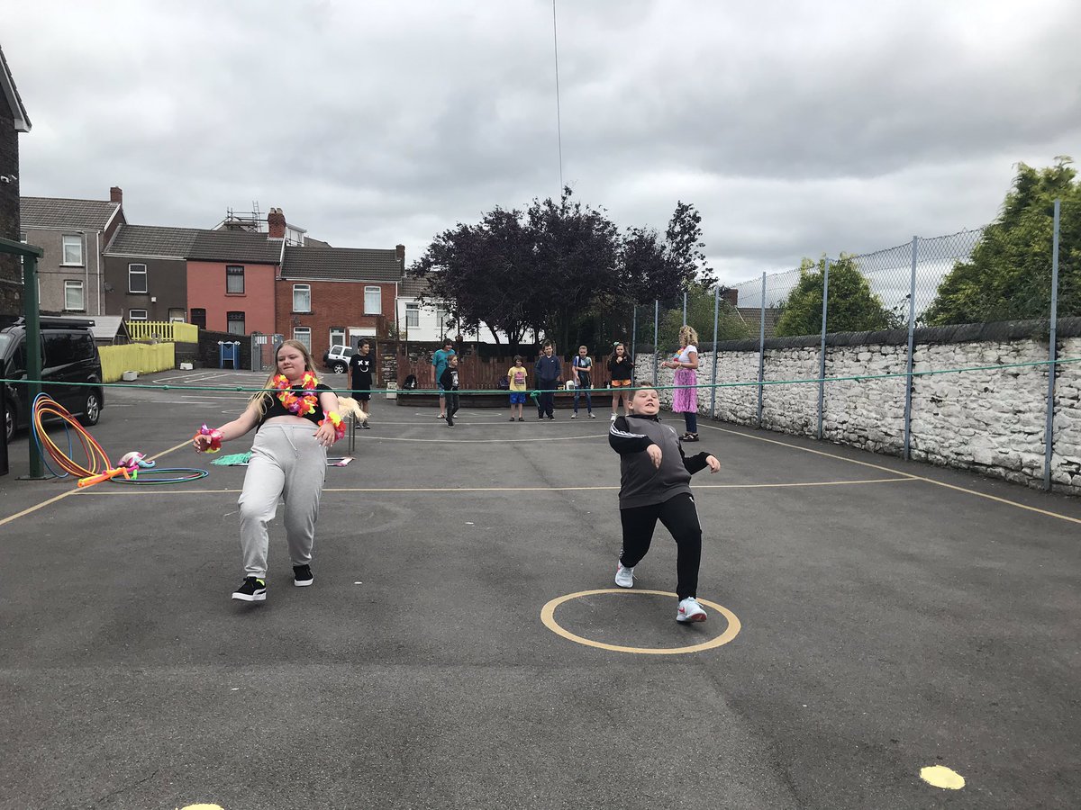 PlasmarlPrimary's tweet photo. What a fantastic day spent saying goodbye to our wonderful Year 6 pupils #plascomm Good luck in your secondary schools 🏫 😊🥳💃🏼🕺🏼🌸🌼🏖 https://t.co/uqeAuSzgUR