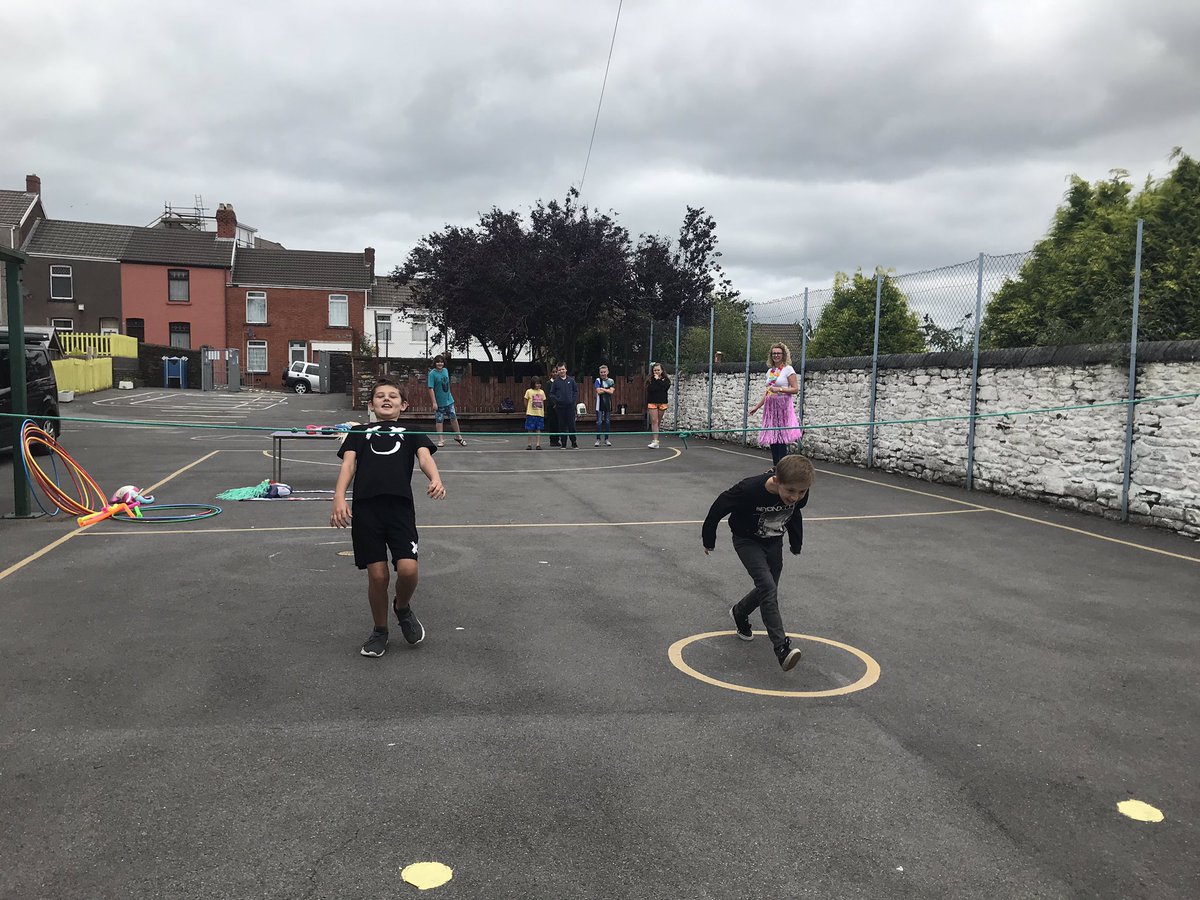 PlasmarlPrimary's tweet photo. What a fantastic day spent saying goodbye to our wonderful Year 6 pupils #plascomm Good luck in your secondary schools 🏫 😊🥳💃🏼🕺🏼🌸🌼🏖 https://t.co/uqeAuSzgUR