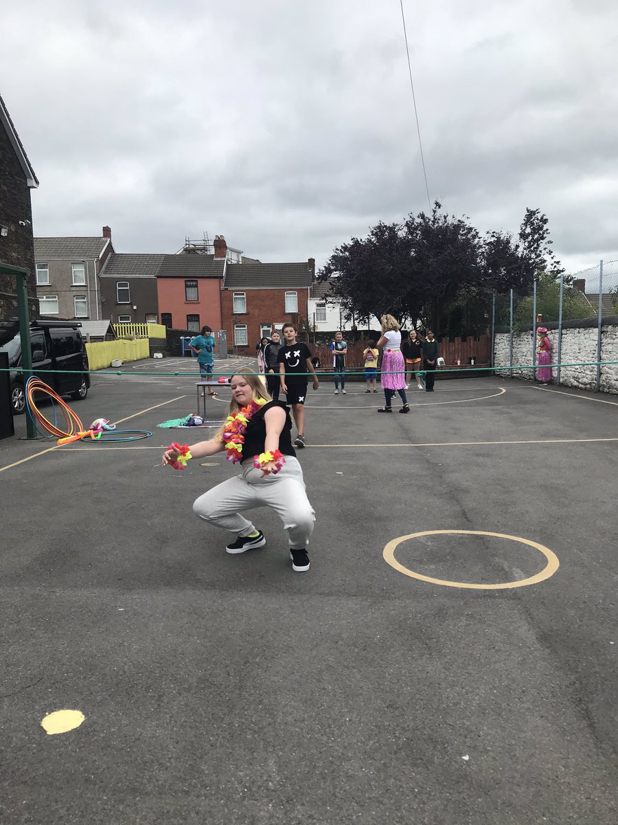 PlasmarlPrimary's tweet photo. What a fantastic day spent saying goodbye to our wonderful Year 6 pupils #plascomm Good luck in your secondary schools 🏫 😊🥳💃🏼🕺🏼🌸🌼🏖 https://t.co/uqeAuSzgUR