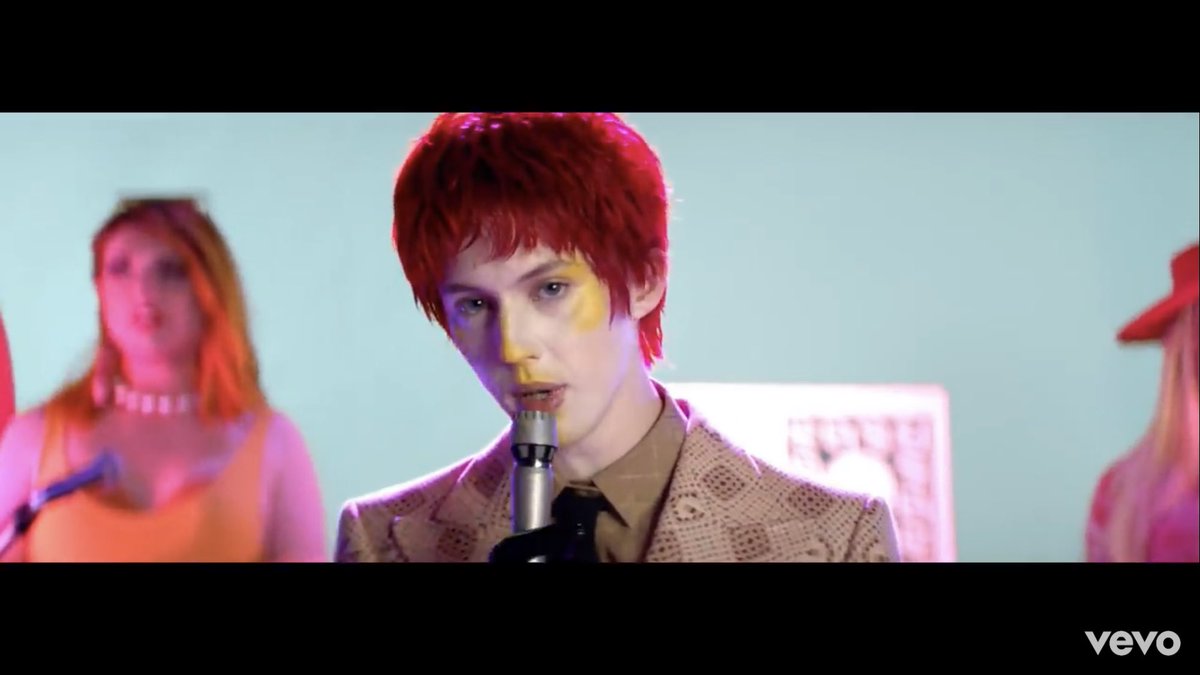 eryntbh's tweet photo. Getting very David Bowie vibes from these two screenshots https://t.co/Mn5YTSEhH7