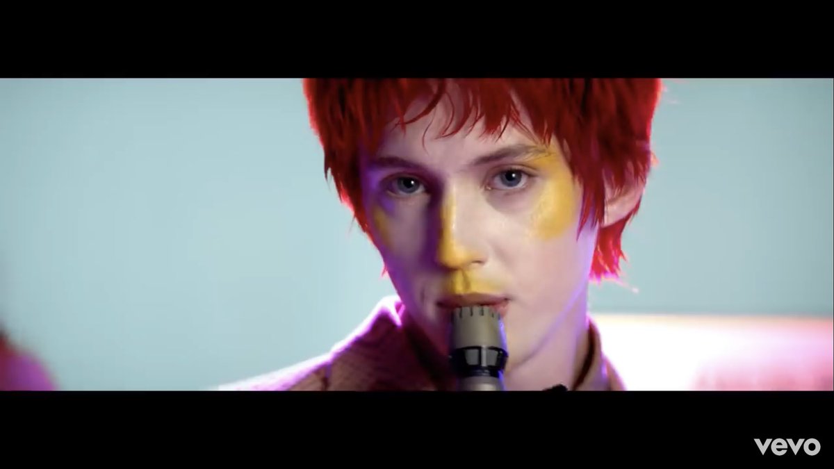 eryntbh's tweet photo. Getting very David Bowie vibes from these two screenshots https://t.co/Mn5YTSEhH7