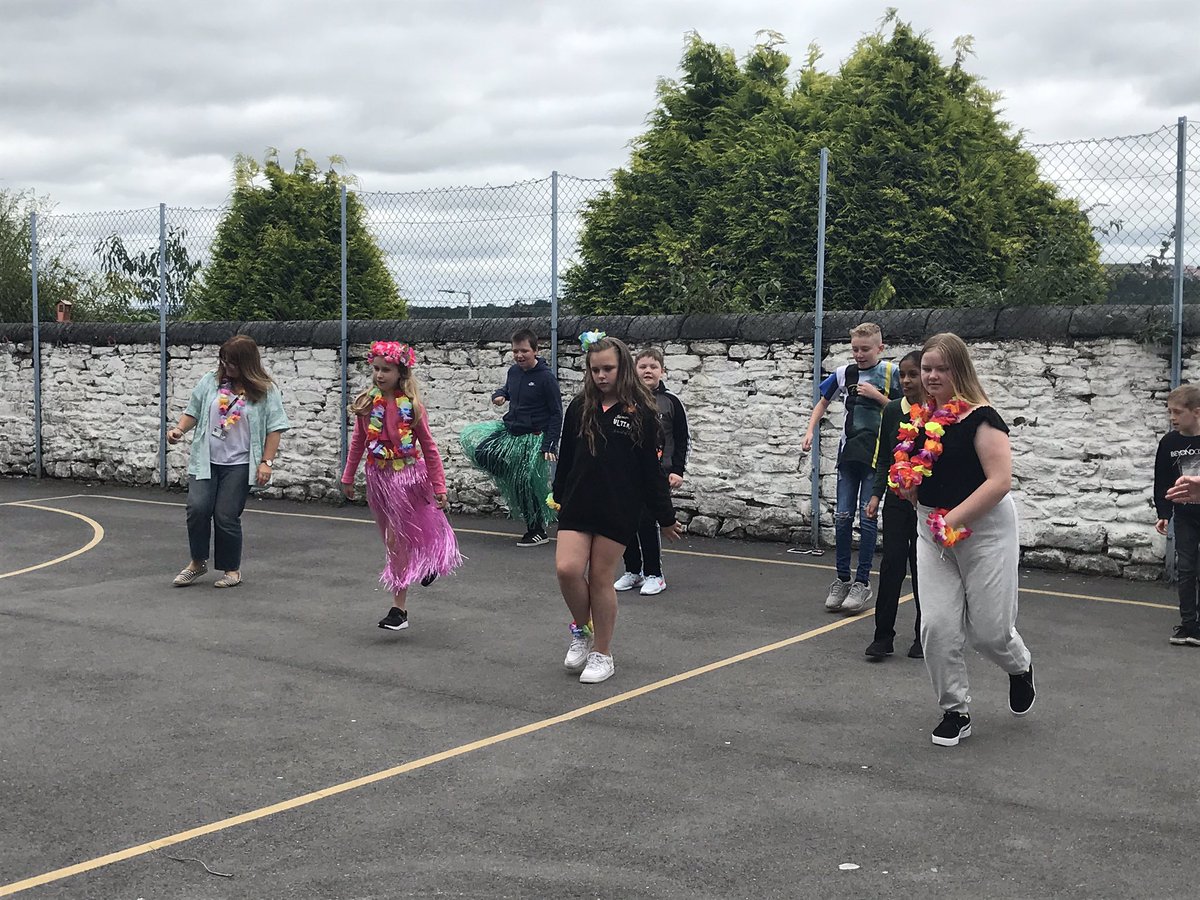PlasmarlPrimary's tweet photo. What a fantastic day spent saying goodbye to our wonderful Year 6 pupils #plascomm Good luck in your secondary schools 🏫 😊🥳💃🏼🕺🏼🌸🌼🏖 https://t.co/YpomhLnjeO