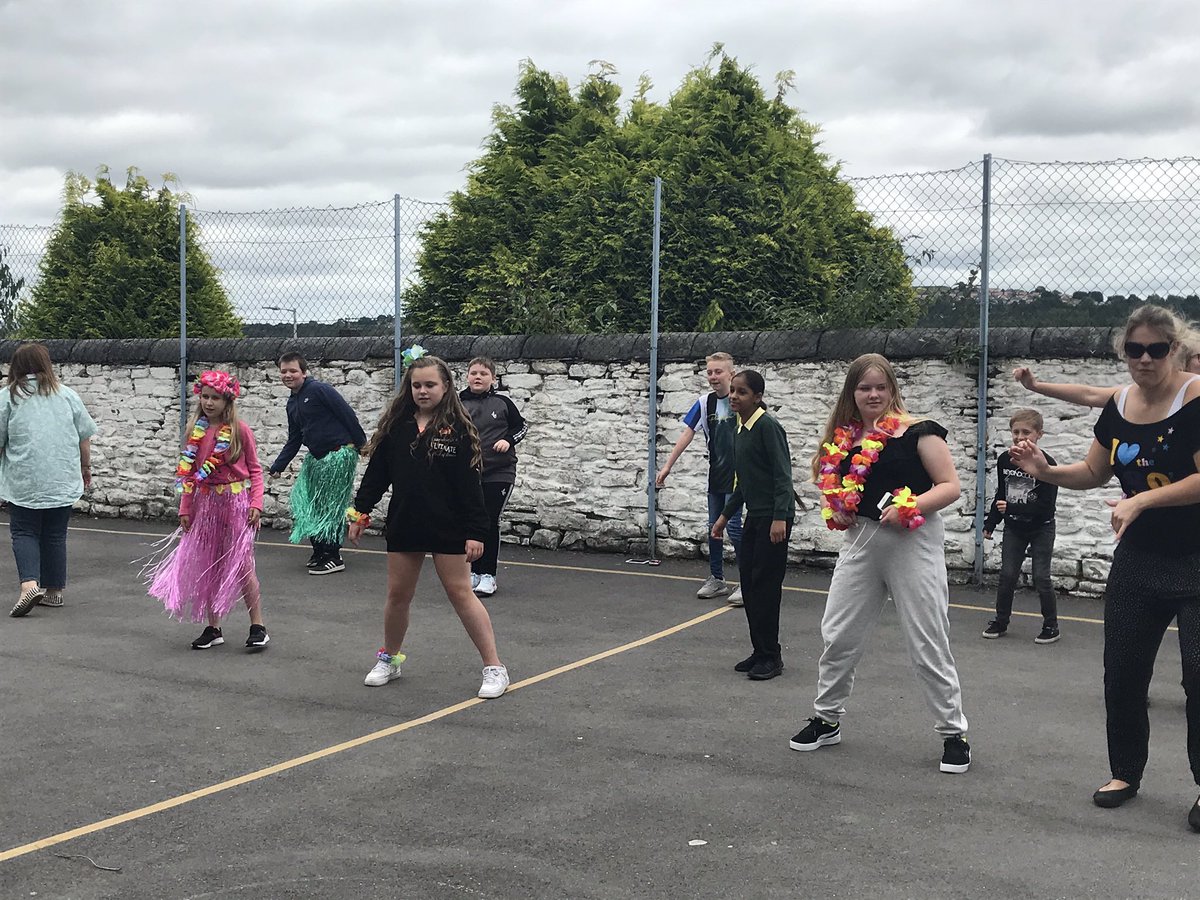 PlasmarlPrimary's tweet photo. What a fantastic day spent saying goodbye to our wonderful Year 6 pupils #plascomm Good luck in your secondary schools 🏫 😊🥳💃🏼🕺🏼🌸🌼🏖 https://t.co/YpomhLnjeO