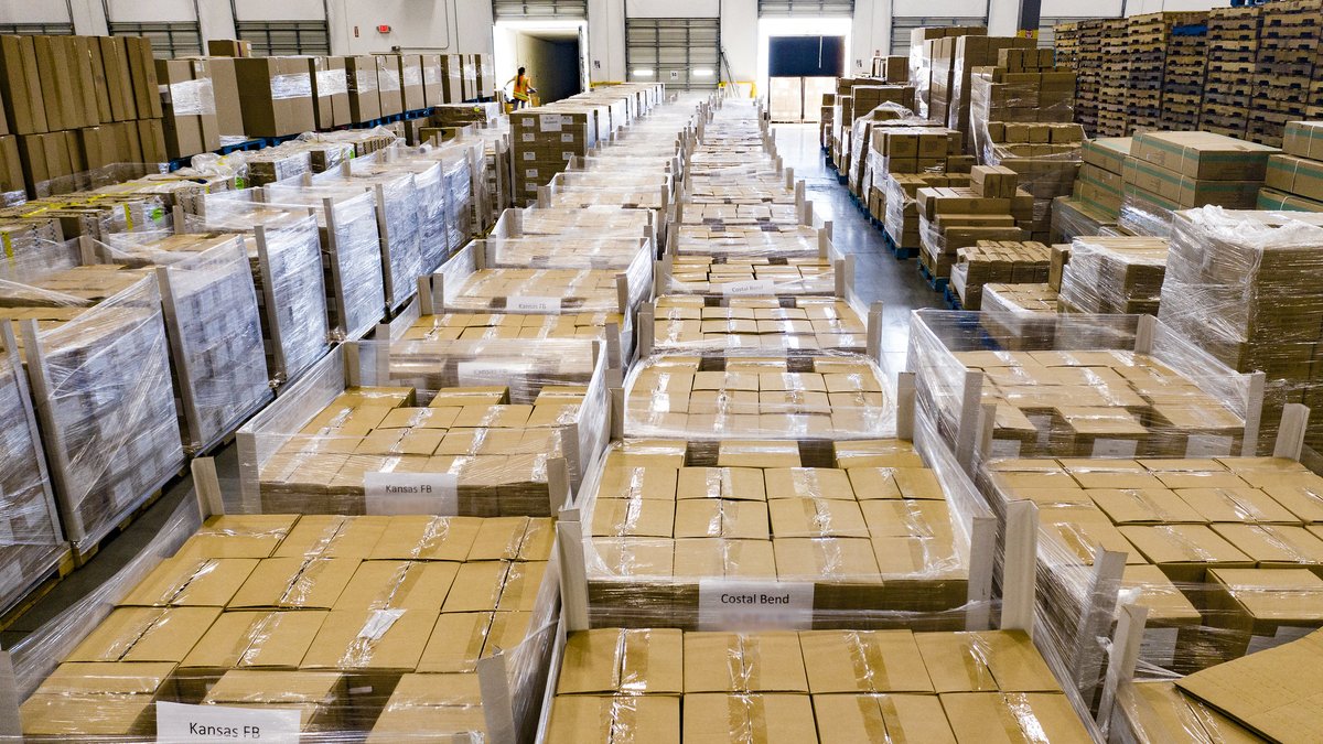 USDA's tweet photo. Our Meals to You partnership with @BaylorCoHP, @MclaneGlobal &amp; @PepsiCo has delivered more than 28.5 million meals to the doorsteps of low-income kids in rural communities across America during the #COVID19 health crisis: https://t.co/hkoWyl1lCP https://t.co/VfwLK9IMdo
