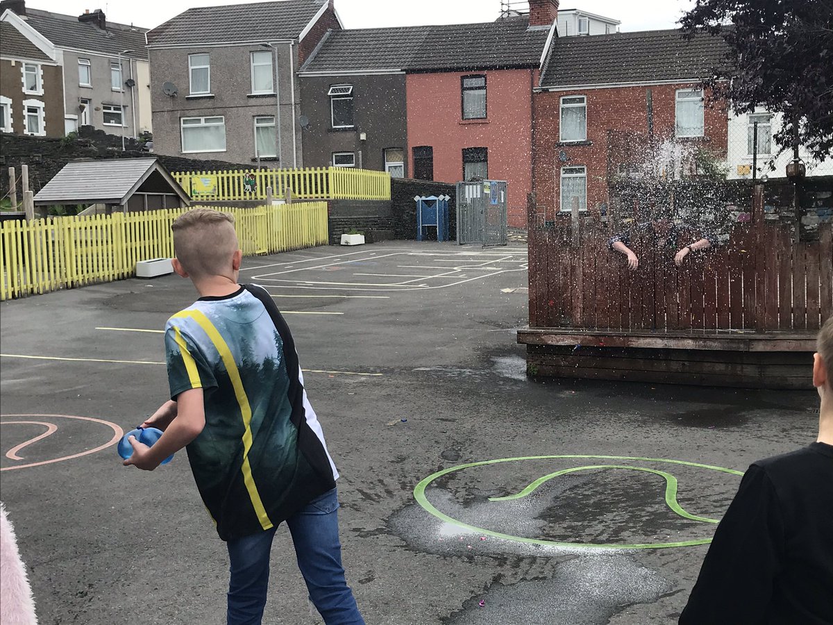 PlasmarlPrimary's tweet photo. What a fantastic day spent saying goodbye to our wonderful Year 6 pupils #plascomm Good luck in your secondary schools 🏫 😊🥳💃🏼🕺🏼🌸🌼🏖 https://t.co/CNOGD4FoVN