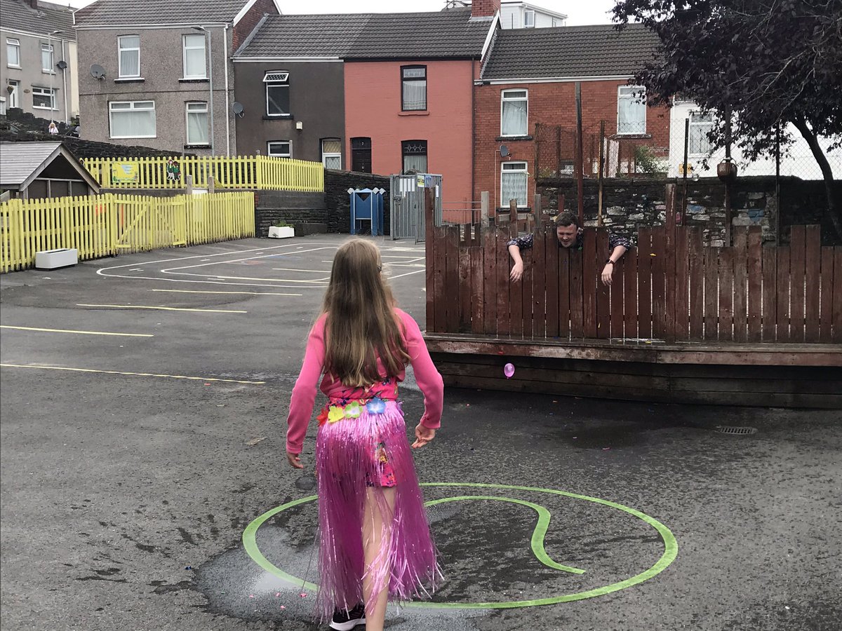 PlasmarlPrimary's tweet photo. What a fantastic day spent saying goodbye to our wonderful Year 6 pupils #plascomm Good luck in your secondary schools 🏫 😊🥳💃🏼🕺🏼🌸🌼🏖 https://t.co/rhWfHE2R9g