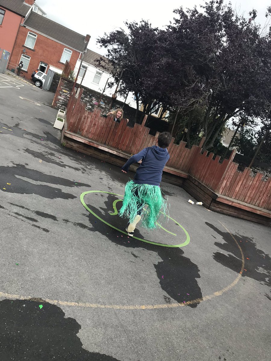 PlasmarlPrimary's tweet photo. What a fantastic day spent saying goodbye to our wonderful Year 6 pupils #plascomm Good luck in your secondary schools 🏫 😊🥳💃🏼🕺🏼🌸🌼🏖 https://t.co/5k0B7jzcB5