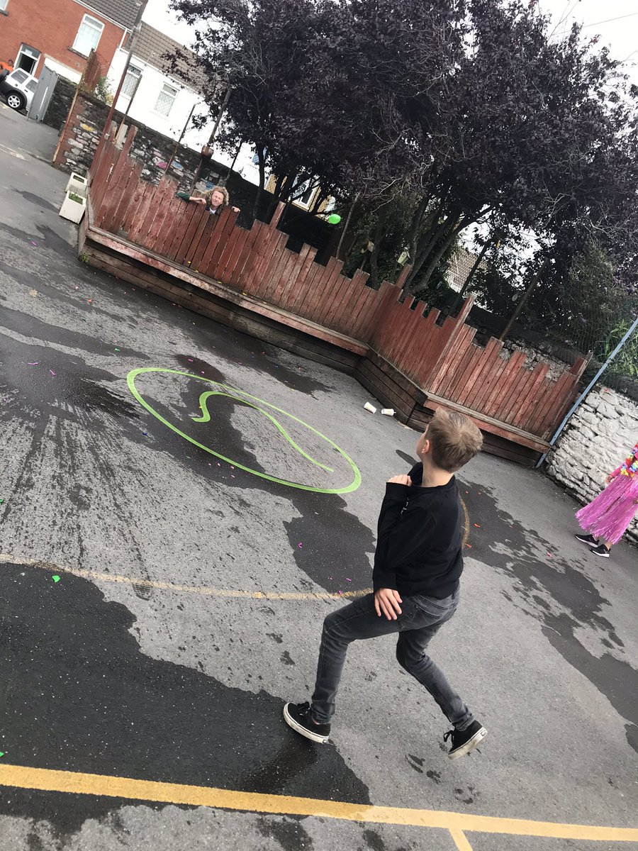 PlasmarlPrimary's tweet photo. What a fantastic day spent saying goodbye to our wonderful Year 6 pupils #plascomm Good luck in your secondary schools 🏫 😊🥳💃🏼🕺🏼🌸🌼🏖 https://t.co/kOAWXJRHmC