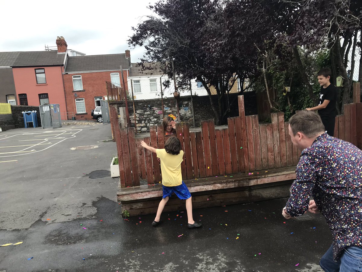 PlasmarlPrimary's tweet photo. What a fantastic day spent saying goodbye to our wonderful Year 6 pupils #plascomm Good luck in your secondary schools 🏫 😊🥳💃🏼🕺🏼🌸🌼🏖 https://t.co/kOAWXJRHmC