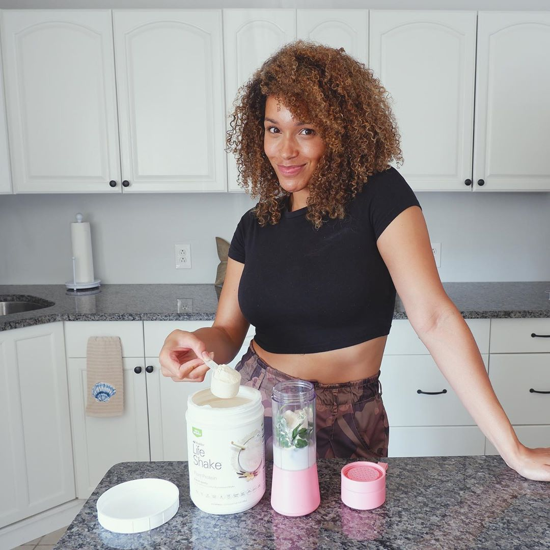 ShakleeHQ's tweet photo. #LifeShake gives you the protein, digestive enzymes, prebiotics, probiotics, fiber, vitamins, and minerals to help you feel amazing all day long. Cheers to that! 💚 https://t.co/xRMyN6PoAS