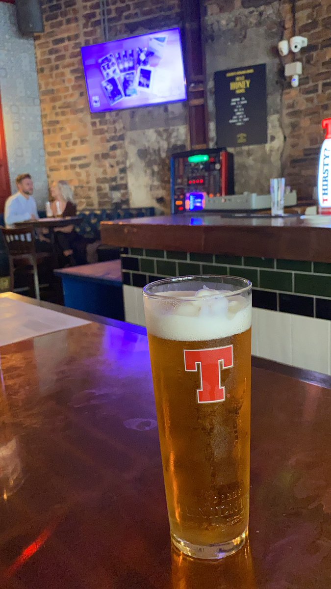 ConnectEnt14's tweet photo. Great to be back in the pub with brother T @TennentsLager - just need the live music to be back then we’ll be rockin @Tennents_tta @bellamckeev 😬 https://t.co/99SMKAiMCU