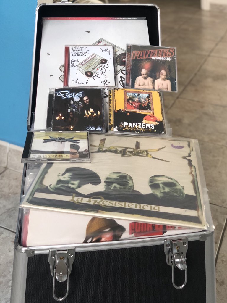 GUAJO_FUERTE's tweet photo. Aki aún m faltan algunas 💎 como “MO” el maxi de Panzers (q m es imposible de encontrar) y el Cd de Ose Exitus (q no sé donde coño lo tengo), su maxi del 94 PaQlPyOSEF esta en la casa de mi bro @tavolete. Gracias @Demo_Demoledor, @osehim, @Kapione y @jauriaderimas x existir! 👊🏻❤️ https://t.co/ES1TBdcJbU
