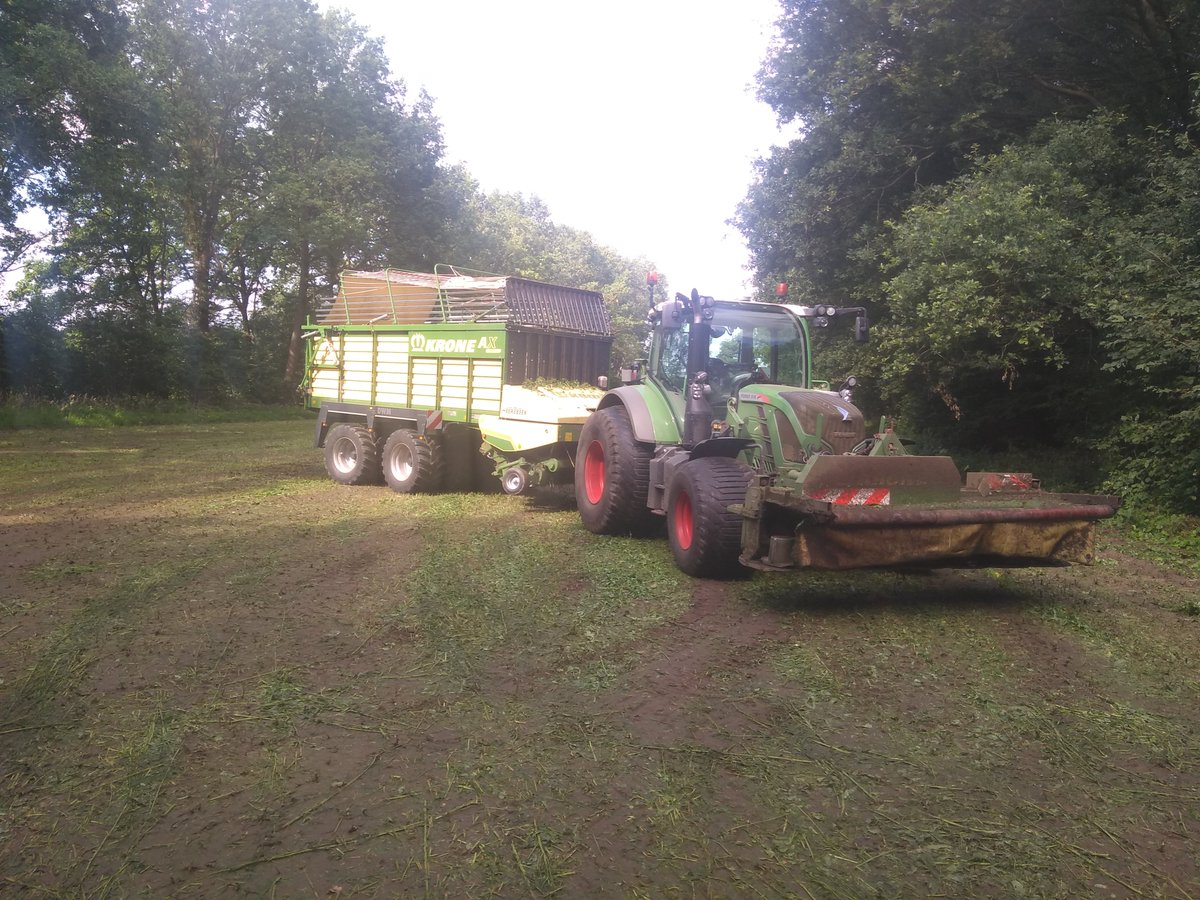 Laatste weken weer op verschillende manieren gras gemaaid en opgeruimd. Hierdoor voor elk perceel een oplossing.