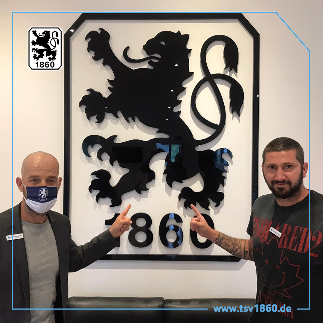 TSV1860's tweet photo. Die Tinte ist trocken! Sascha #Mölders verlängert seinen Vertrag beim TSV 1860. Alle Informationen und die Stimmen der Beteiligten unter 👉 https://t.co/Y3a7V9Dysg
#tsv1860 @3_liga #SM9 #fußballgott #zeigtsuns #diegutenachrichtschonzumfrühstück #ELIL #3liga #topscorer #fu3ball https://t.co/XpV1UaMxv8