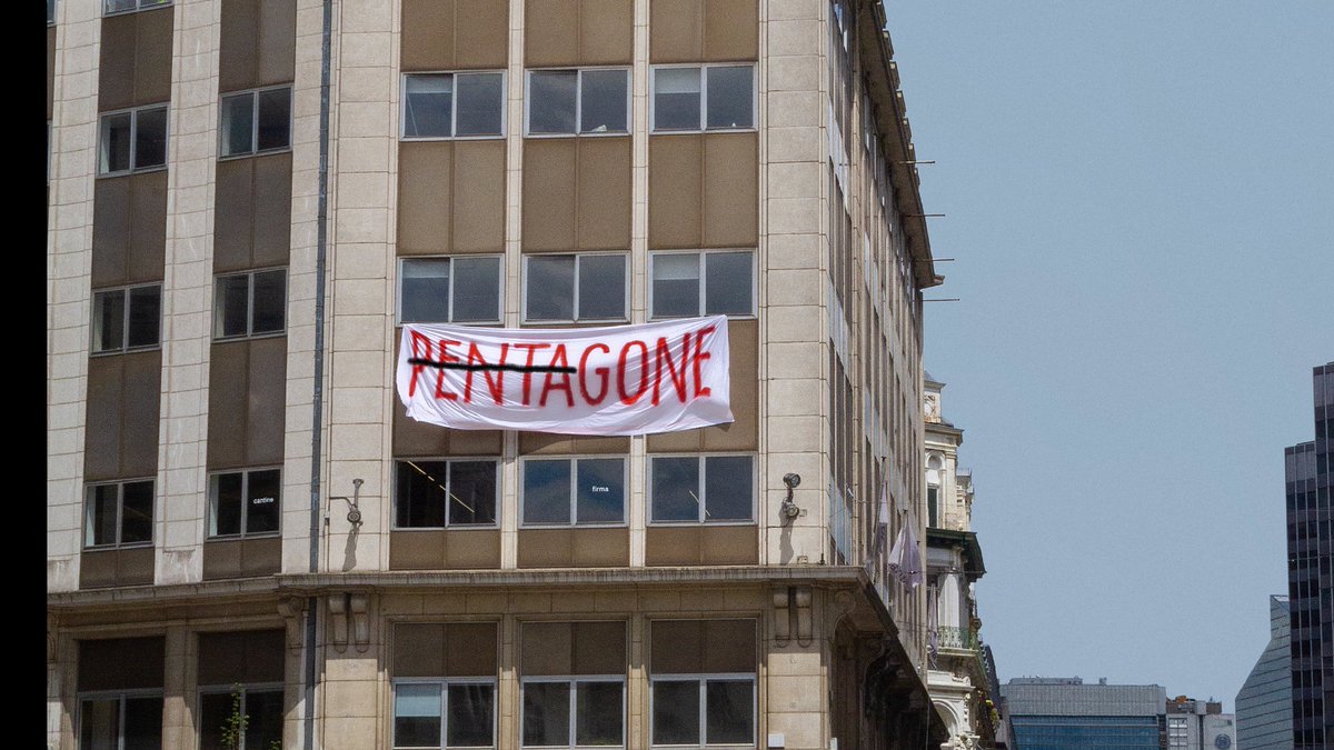BcoBrussels's tweet photo. #book to come by @BcoBrussels📗 🤩
Au-delà du Pentagone | De vijfhoek voorbij 
#Brussels #MetropolitainCityCentre with the support of @VilleBruxelles @UnivStLouisBxl @VUBrussel @ULBruxelles @InfoLoci at #VUBPRESS #EUB
⏳See you at the beginning of the literary season ! https://t.co/UjRRZOFoQL