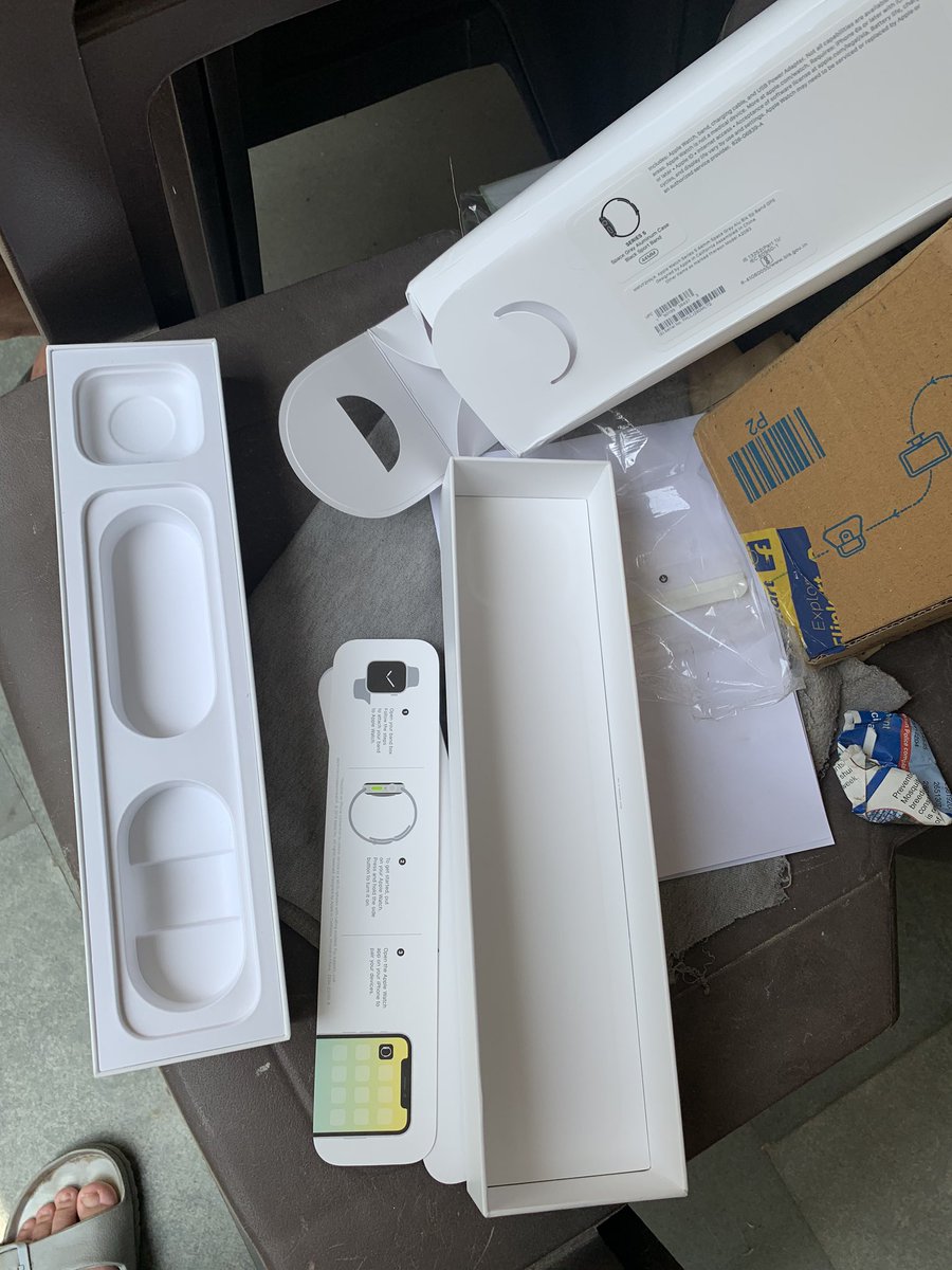 mallickaditi's tweet photo. Or should I say what it didn’t contain?! The Apple Watch case was empty, only contained the pamphlets. My father and I were horrified, my brother sitting in Bombay was totally zapped. So essentially we paid 40k for empty boxes @flipkartsupport @flipkartsupport @itisashwin https://t.co/ERWrVcyuOy