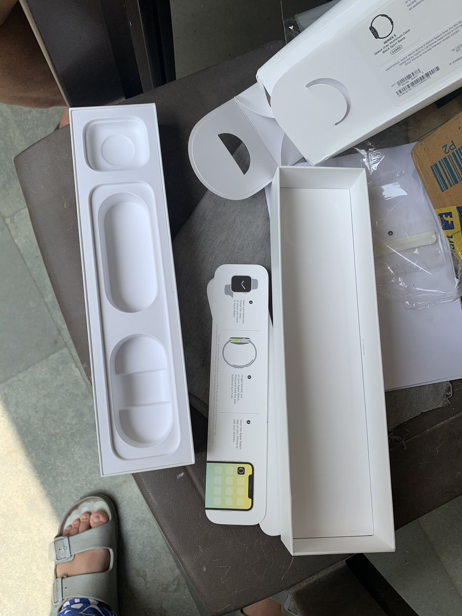 mallickaditi's tweet photo. Or should I say what it didn’t contain?! The Apple Watch case was empty, only contained the pamphlets. My father and I were horrified, my brother sitting in Bombay was totally zapped. So essentially we paid 40k for empty boxes @flipkartsupport @flipkartsupport @itisashwin https://t.co/ERWrVcyuOy