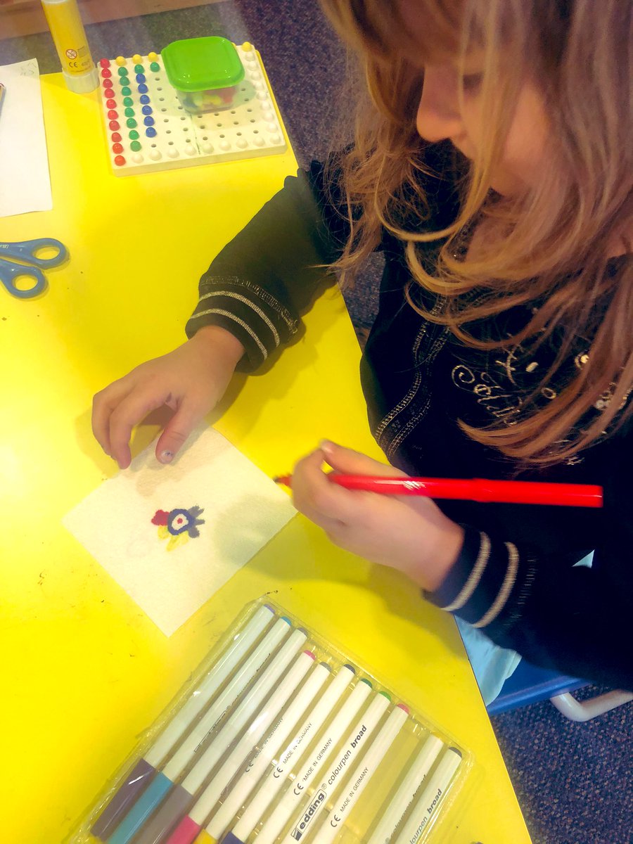 MissSkelly3S's tweet photo. Today we drew flowers on tissue paper using felt tips. We then predicted what would happen if we dropped water onto them. We couldn’t believe it when our flowers ‘grew’ in size 😳 #absorbency #science #aweandwonder @TeamManorGreen https://t.co/wh5IYbWtTL