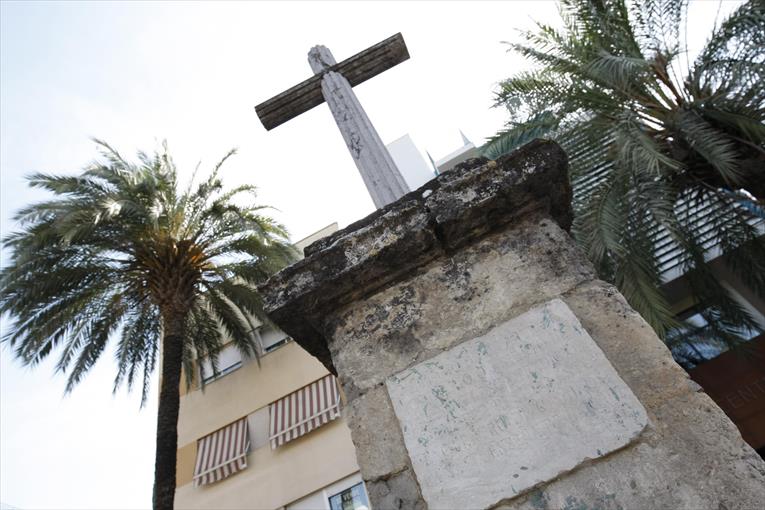 📸 Cruz de Juárez. 🧐 “Vestigio de un antiguo calvario o asiento de una novelesca tradición siempre presidió este encuentro de caminos la santa enseña de la cruz.” ¿Conoces el suceso que ocurrió en este enclave de nuestra ciudad? ▶️ cordobaspain.home.blog/?p=997