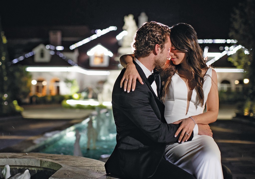 "We had a live mozzarella station, where the mozzarella was made right in front of our guests. There was a raw bar featuring an “A &amp; C” ice sculpture, and everything looked as extravagant as it tasted!"
-Ali &amp; Christopher

manhattanbride.com/real-weddings/…