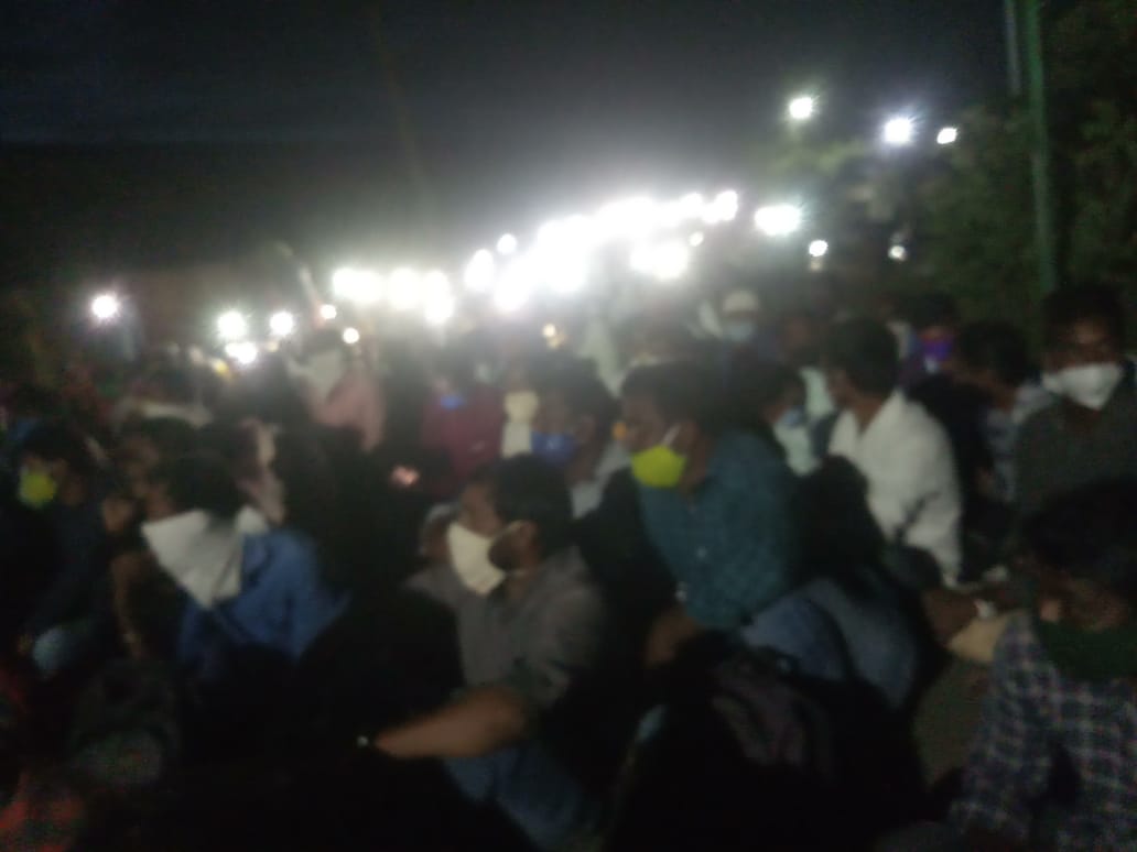 SPeddabeera's tweet photo. @KTRTRS కామారెడ్డి జిల్లా పంచాయితీ సేకరేట్రీలు తమ తమా సమస్యలు విన్నవించడానికి వచ్చిన వినని కలెక్టర్ బయటకు రాని కలెక్టర్ అర్దరాత్రీ 11 గంటలు అయినా పట్టించుకొని కలెక్టర్ వారి డిమాండ్లు వినని కలెక్టర్ https://t.co/NRRAiGU5X5