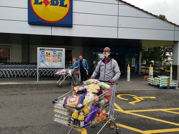 MVDANews's tweet photo. We sourced a supply of facemasks to give to voluntary groups in #middlesbrough and donated 50 of these to @IPCCharity which gave them to staff, volunteers and clients (destitute asylum seekers, refugees and migrant communities) Here's @AraiaBini using his! 😷
#BoroResponse https://t.co/NOqwKC0s4i