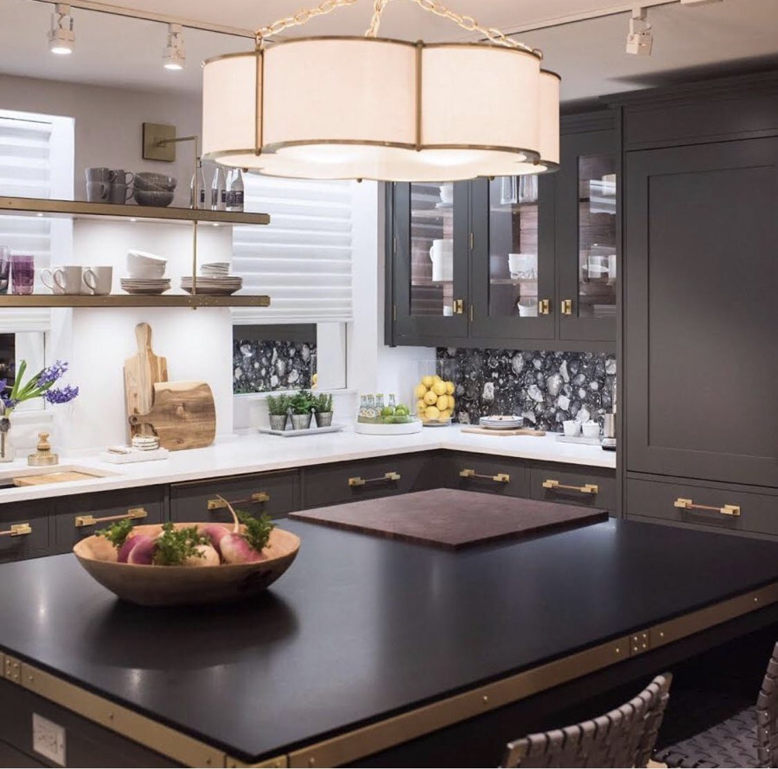 EFlynn104's tweet photo. Throwback Thursday! The 2019 Kips Bay Showhouse! Designed by the incredibly talented @PeacockHome and fabricated by our friends @FCountertops! This kitchen island features #MyCambria Blackpool Matte with an elegant brass trim along the edges! #Luxury #Timeless #WeAreCambria https://t.co/lvMOlcZPCq