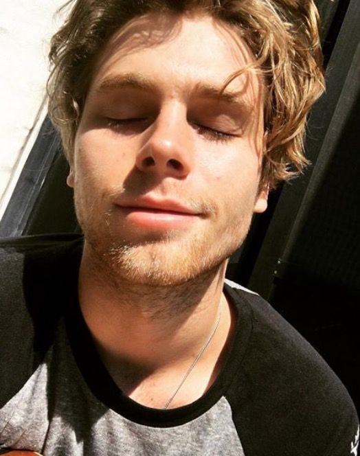 ihemmingslove's tweet photo. Happy 24th Birthday to my favorite person, Luke Hemmings! Watching you grow into the incredible man that you are today has been such a blessing. Thank you for bringing so much light, positivity and inspiration in my life. Hope you have a great day, I love you ❤#HappyBirthdayLuke https://t.co/YiE3eMl99K
