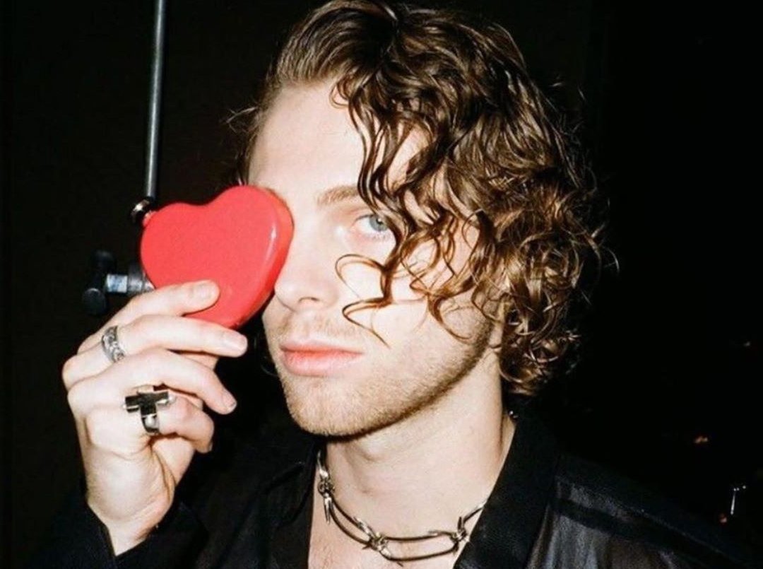 ihemmingslove's tweet photo. Happy 24th Birthday to my favorite person, Luke Hemmings! Watching you grow into the incredible man that you are today has been such a blessing. Thank you for bringing so much light, positivity and inspiration in my life. Hope you have a great day, I love you ❤#HappyBirthdayLuke https://t.co/YiE3eMl99K