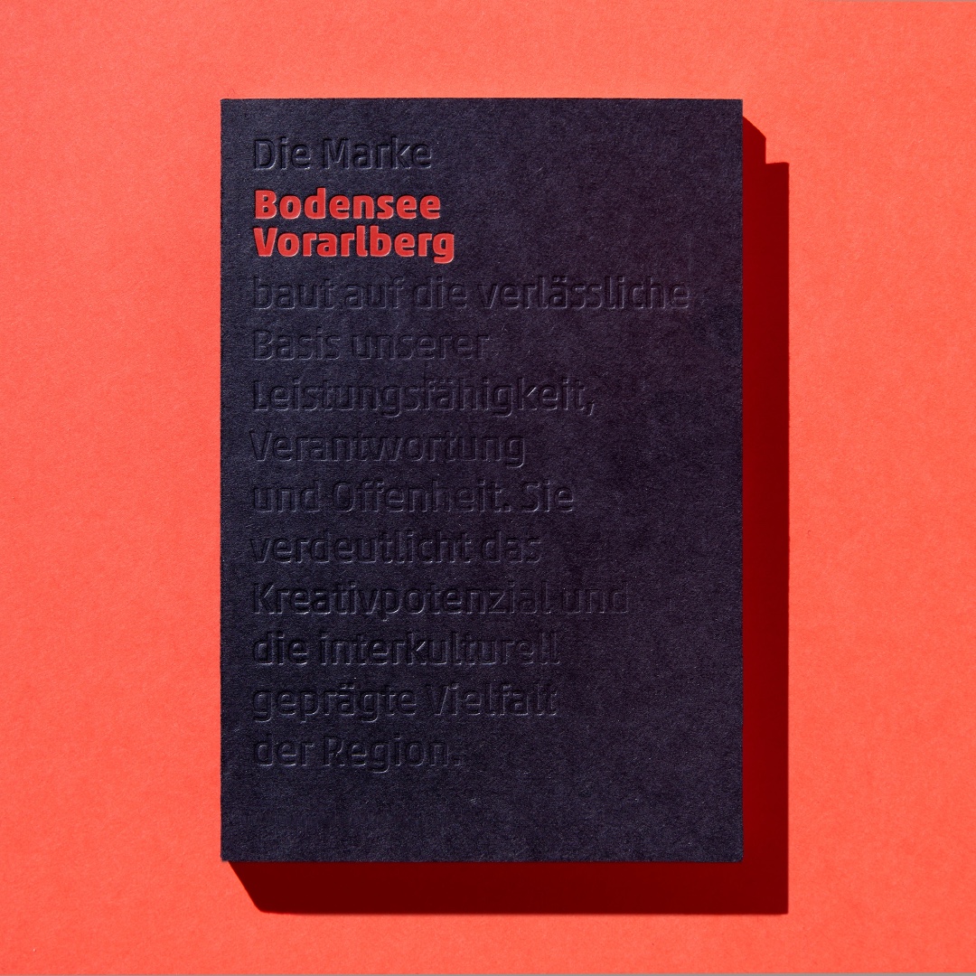 superbfg's tweet photo. Bodensee Vorarlberg Markenbuch. Das Markenbuch transportiert die Kernwerte des Tourismusverbandes nach innen und außen und zeigt auf, was die Region so lebenswert und besonders macht.  https://t.co/5HkwIDAulw
#superbfg #thingswedo #design #bregenzerwald #designaustria https://t.co/vAdm8FrzHc