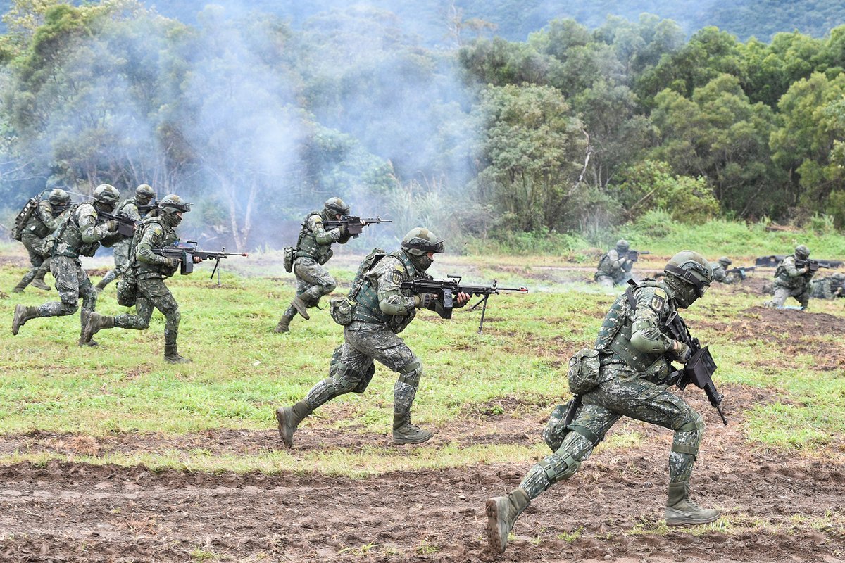 SakalMediaNews's tweet photo. #Taiwan's military holds drills against simulated invasion.
https://t.co/OmwhBCoSGE
#sakal #sakalmedia #sakalnews #news #viral #viralnews #trending #breaking #taiwanmilitary #defense #countrysafety #testing #training #militaryforce https://t.co/7jgjNdWLxF