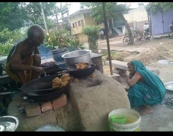 vineetmishramp's tweet photo. ऐसी दुकान मिलने पर खाने के लिए जरूर कुछ लीजियेगा!😐
शायद आपकी भूख मिटने से, इनके परिवार की भूख मिट जाए।
@aajtak @ABPNews
#HelpAlways...! https://t.co/z9FM6myuCa