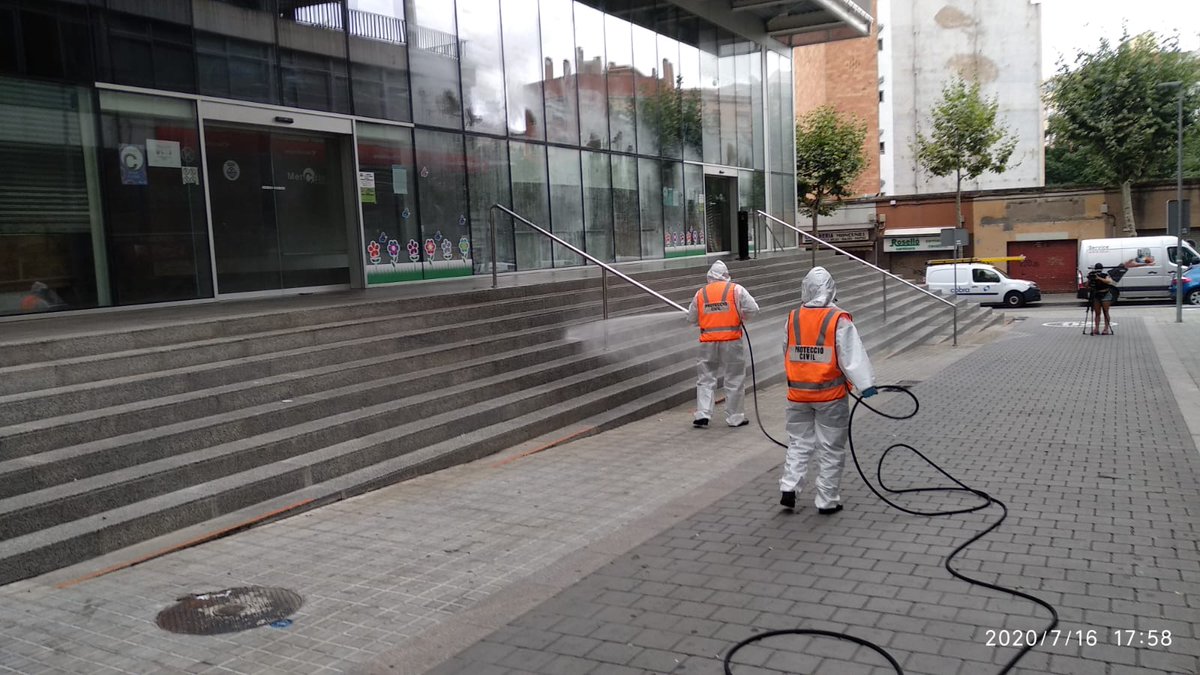 LHAjuntament's tweet photo. Ante el rebrote de #Codid19, Voluntarios de Protección Civil LHospitalet han continuado esta tarde trabajos de limpieza y desinfección en diferentes espacios del norte de #LHospitalet como en el exterior del mercado de #laFlorida y en la plaza de la Bòbila. https://t.co/C9ROmgecba