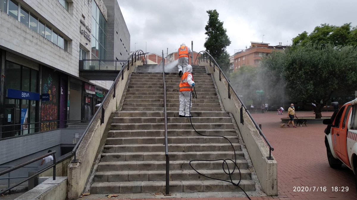 LHAjuntament's tweet photo. Ante el rebrote de #Codid19, Voluntarios de Protección Civil LHospitalet han continuado esta tarde trabajos de limpieza y desinfección en diferentes espacios del norte de #LHospitalet como en el exterior del mercado de #laFlorida y en la plaza de la Bòbila. https://t.co/C9ROmgecba